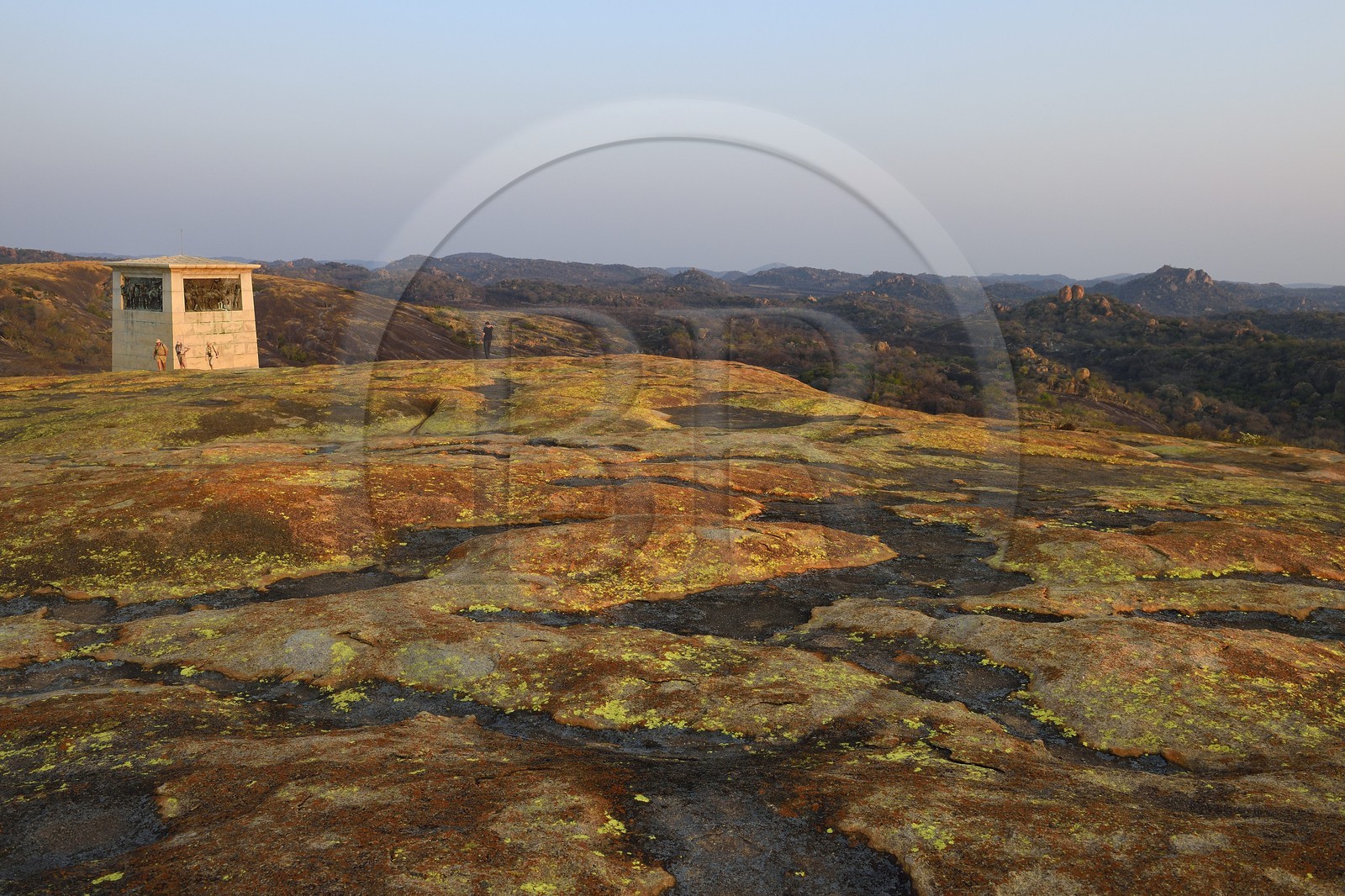 Zimbabwe, Matabeleland South Province, Matobo or Matopos Hills National Park, listed as World Heritage by UNESCO, rock formation on Malindidzimu hill (house of the goodwill spirits) at the summit of View of the World where Cecil Rhodes is buried, le Shangani River Memorial rend hommage à Allan Wilson et ses soldats qui ont été anéanti par le général Mtjaan et ses 30.000 guerriers Ndebele en tentant de prendre leur territoire