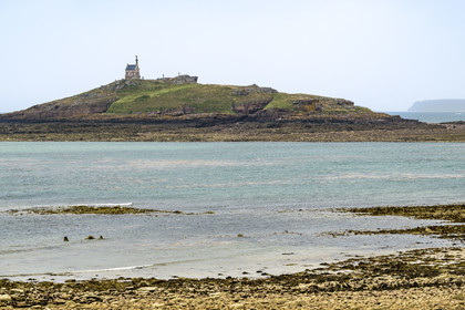 France, Côtes d'Armor (22), Grand Site de France Cap d'Erquy – Cap Fréhel, Erquy, l'Ilot Saint-Michel surmonté de la chapelle Saint-Michel vu depuis la plage Saint-Michel
