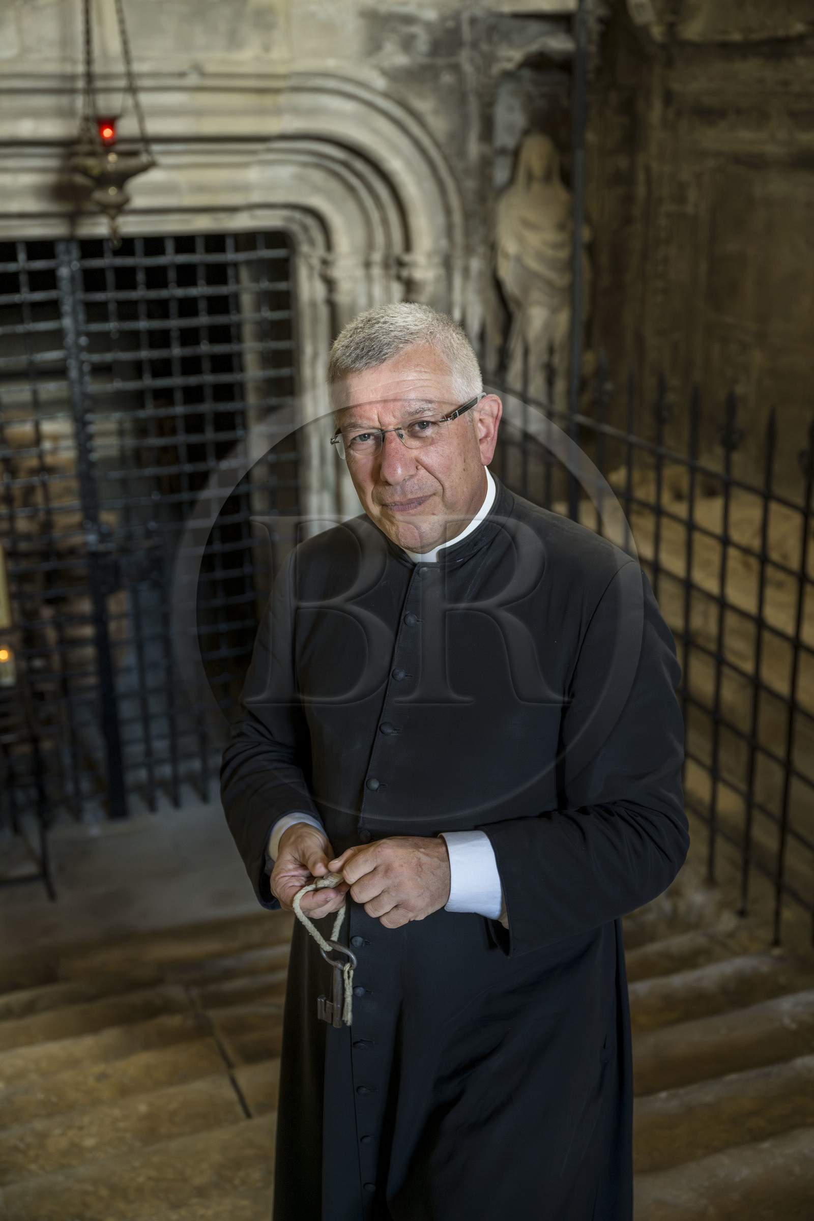 France, Bouches-du-Rhône (13), Tarascon, la collégiale royale Sainte-Marthe érigée aux XIe et XIIe siècles, le Père Michel Savalli en charge de l'église France, Bouches-du-Rhône (13), Tarascon, la collégiale royale Sainte-Marthe érigée aux XIe et XIIe siècles, le Père Michel Savalli en charge de l'église