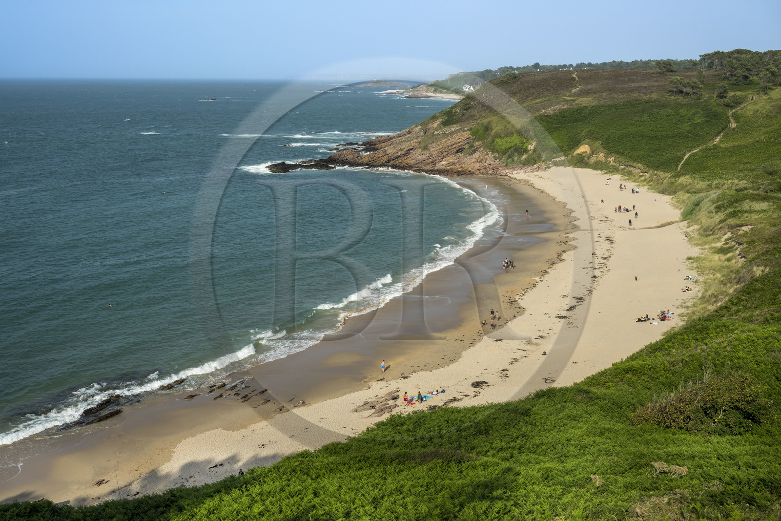 France, Côtes d'Armor (22), Grand Site de France Cap d'Erquy – Cap Fréhel, Erquy, plage du Portuais et la chapelle Saint-Michel en arrière plan