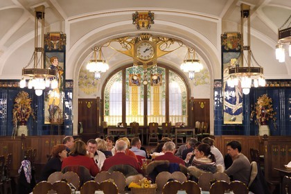 République Tchèque, Prague, centre historique classé Patrimoine Mondial de l' UNESCO, quartier de Stare Mesto, la Maison Municipale (Obecni Dum), la brasserie au sous-sol