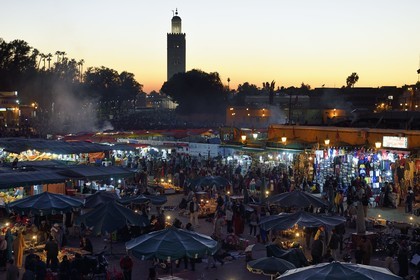 Maroc, Haut-Atlas, Marrakech, ville impériale, Médina classée Patrimoine Mondial de l'UNESCO, place place Jemaa el-Fna et le minaret de la mosquée la Koutoubia en arrière plan