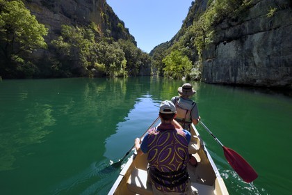 Var (83) rive gauche et Alpes-de-Haute-Provence (04) rive droite, Parc Naturel Régional du Verdon, Basses Gorges du Verdon en aval du lac de Sainte Croix, découverte en canoe des gorges de Baudinard
