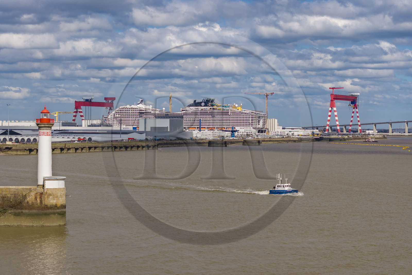 France, Loire-Atlantique (44), Saint-Nazaire, le phare du Vieux Mole et le paquebot de 333m MSC World America construit par les Chantiers de l'Atlantique en arrière plan (vue aérienne) France, Loire-Atlantique (44), Saint-Nazaire, le phare du Vieux Mole et le paquebot de 333m MSC World America construit par les Chantiers de l'Atlantique en arrière plan (vue aérienne)