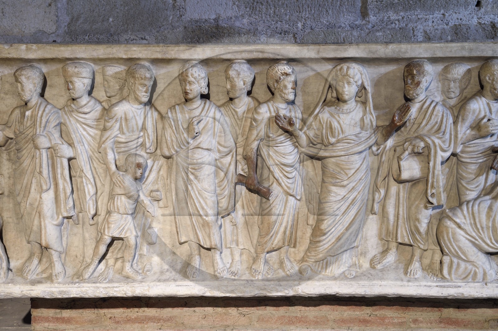 France, Puy-de-Dôme (63), Clermont-Ferrand, cathédrale Notre-Dame de l'Assomption, dans la crypte du Xe siècle, sarcophage gallo-romain chrétien en marbre du IVe siècle représentant la défunte figurée en orante en présence du Christ