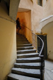France, Rhône (69), Lyon, site historique classé Patrimoine Mondial de l'UNESCO, quartier de Saint-Paul dans le Vieux Lyon, traboule reliant le 2 place du Gouvernement au 10 quai Romain Rolland