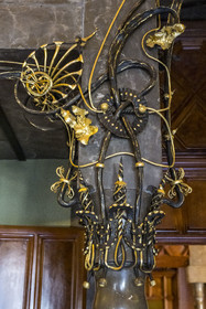 Espagne, Catalogne, Barcelone, le Palais Güell (Palau Güell) construit entre 1886 et 1891 et réalisé par l'architecte du modernisme catalan Antoni Gaudi, site classé au Patrimoine Mondial de l'UNESCO, détail de la décoration d'un chapiteau de colonne