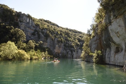 Var (83) rive gauche et Alpes-de-Haute-Provence (04) rive droite, Parc Naturel Régional du Verdon, Basses Gorges du Verdon en aval du lac de Sainte Croix, découverte en canoe des gorges de Baudinard