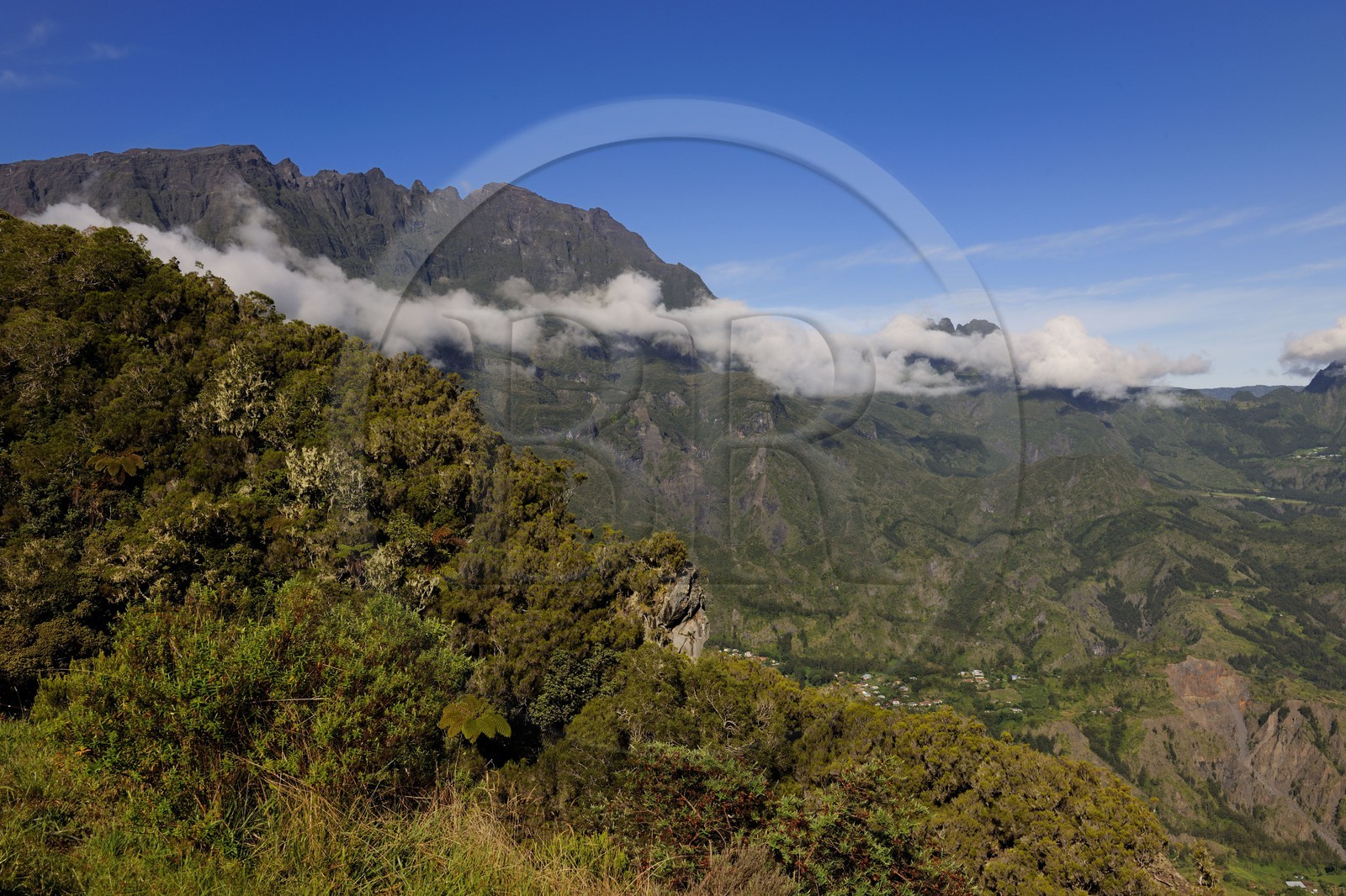 France, île de la Réunion, cirque de Salazie, classé Patrimoine Mondial de l'UNESCO, le Piton des Neiges à gauche