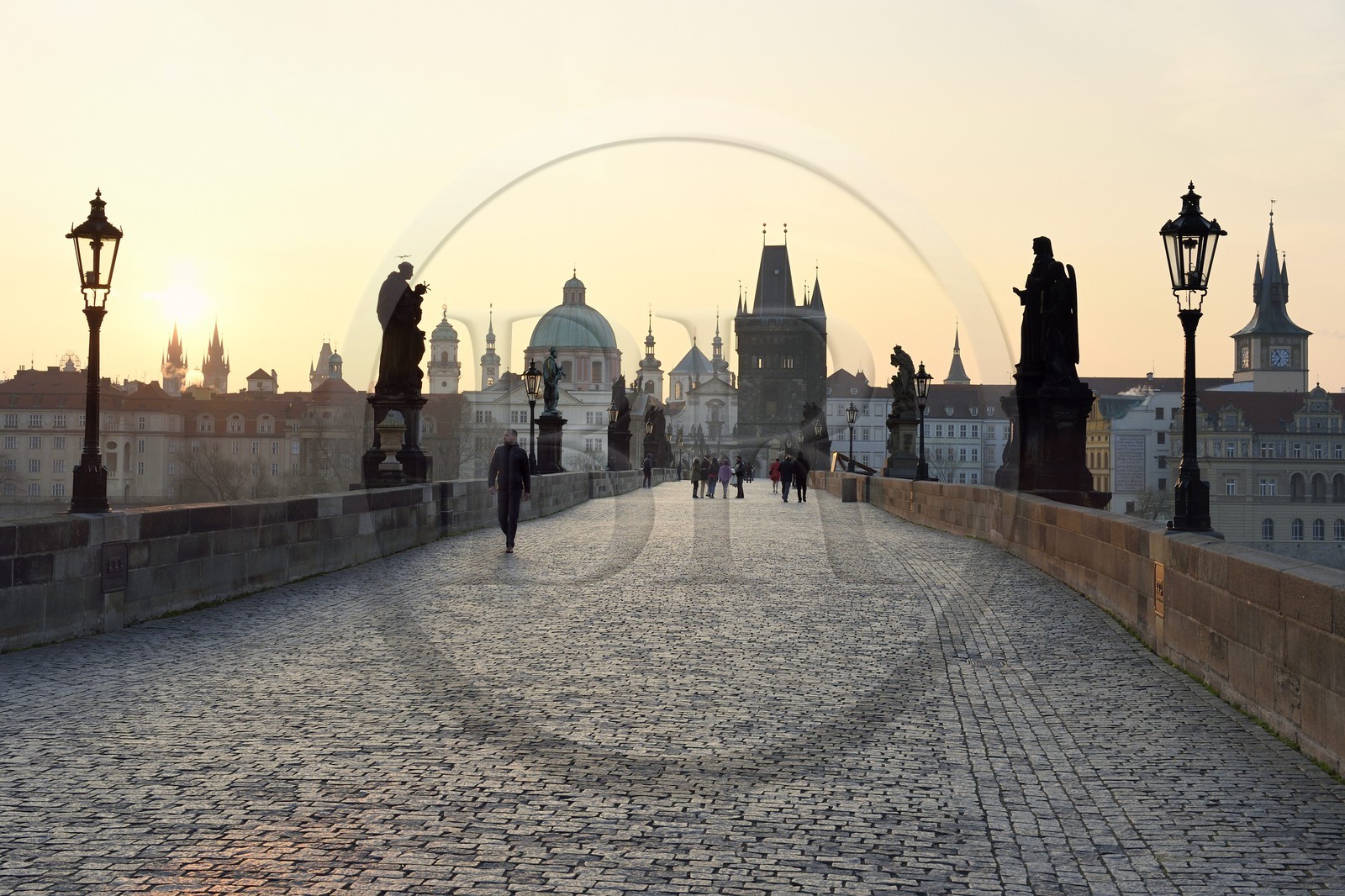 République Tchèque, Prague, centre historique classé Patrimoine Mondial de l' UNESCO, le pont Charles (Karluv Most ou Karlov Most) sur la rivière Vltava et le quartier de Stare Mesto