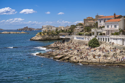 France, Bouches-du-Rhône (13), Marseille, quartier d'Endoume, la plage de roches blanches du Petit Nice allant de l'anse de la Fausse-monnaie à l'anse de Maldormé, l'Archipel des îles du Frioul avec le Chateau d'If en arrière plan