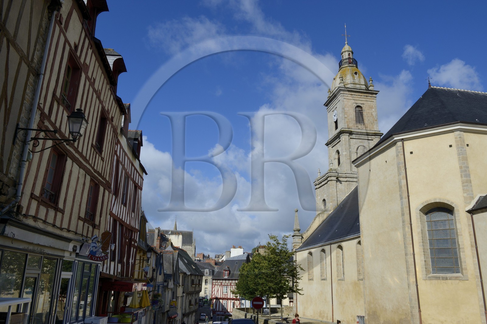 France, Morbihan (56), Golfe du Morbihan, Vannes, église Saint Patern vue depuis le haut de la rue Saint Patern