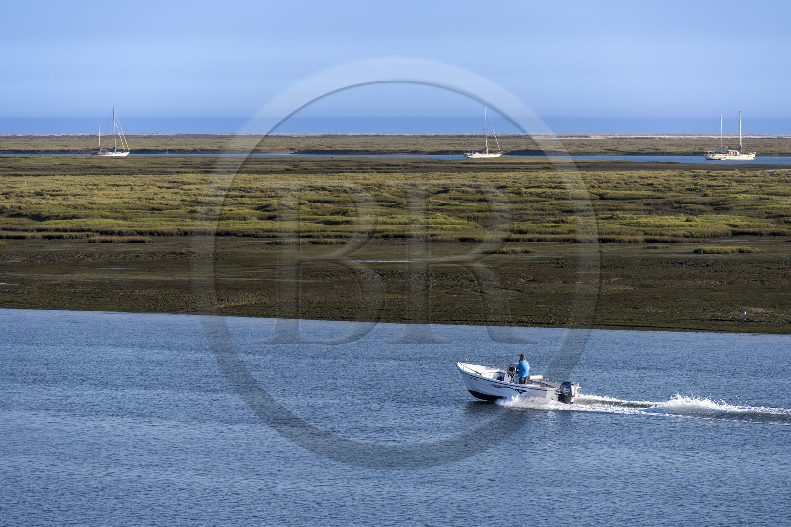 Portugal, Algarve, Faro, bateau évoluant dans la lagune du Parc Naturel de la Ria Formosa