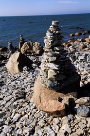 Estonie (Pays Baltes), île de Saaremaa, Pyramides de pierres plates posées comme porte-bonheur le long des plages du sud-ouest