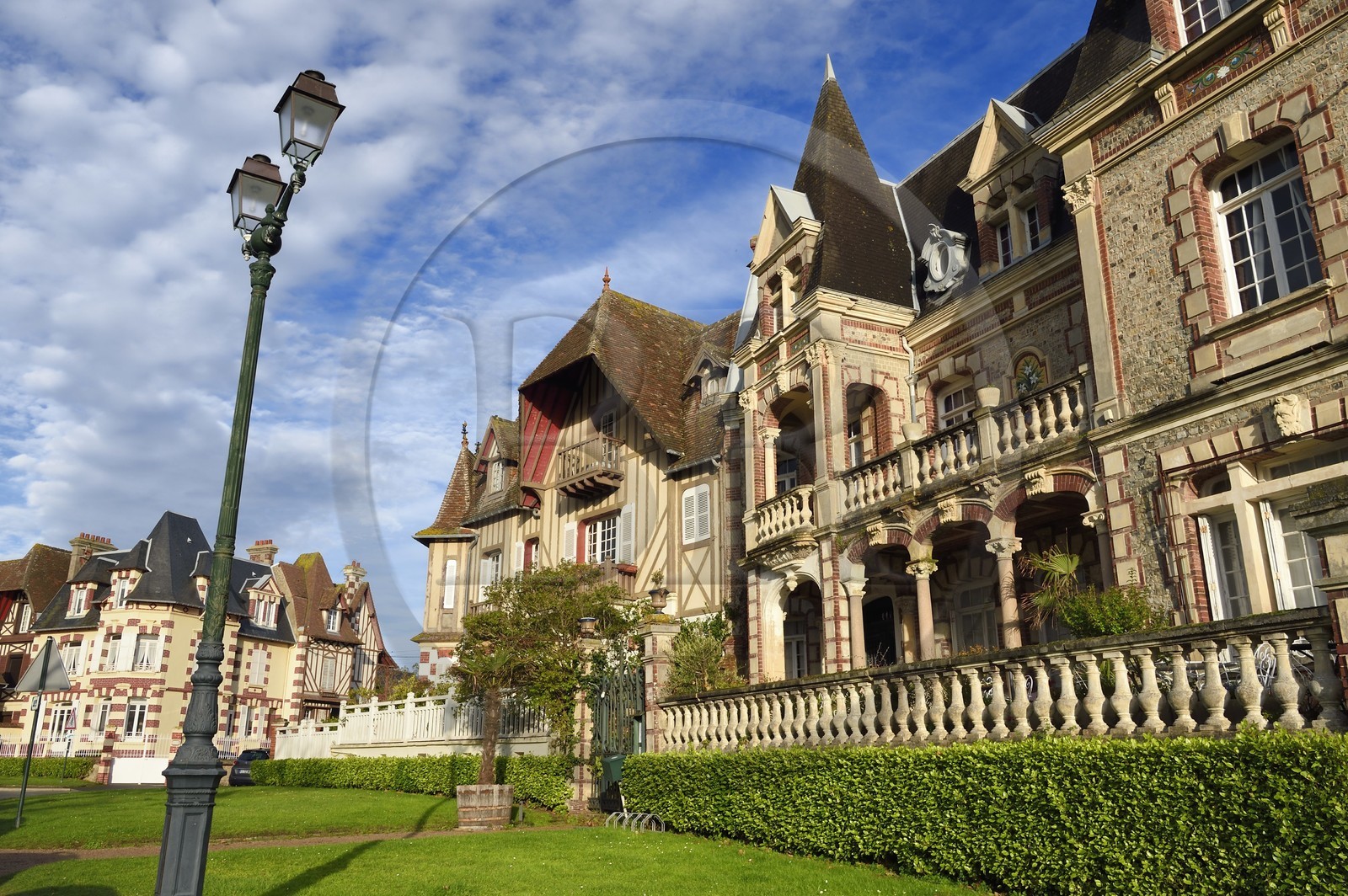 France, Calvados (14), Pays d'Auge, la côte Fleurie, Cabourg, villa à l'architecture balnéaire sur la place du Jardin du Casino France, Calvados (14), Pays d'Auge, la côte Fleurie, Cabourg, villa à l'architecture balnéaire sur la place du Jardin du Casino