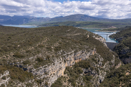 Var (83) rive gauche et Alpes-de-Haute-Provence (04) rive droite, Parc Naturel Régional du Verdon, Basses Gorges du Verdon en aval du lac de Sainte Croix, les gorges de Baudinard et le barrage de Sainte Croix en arrière plan (vue aérienne)