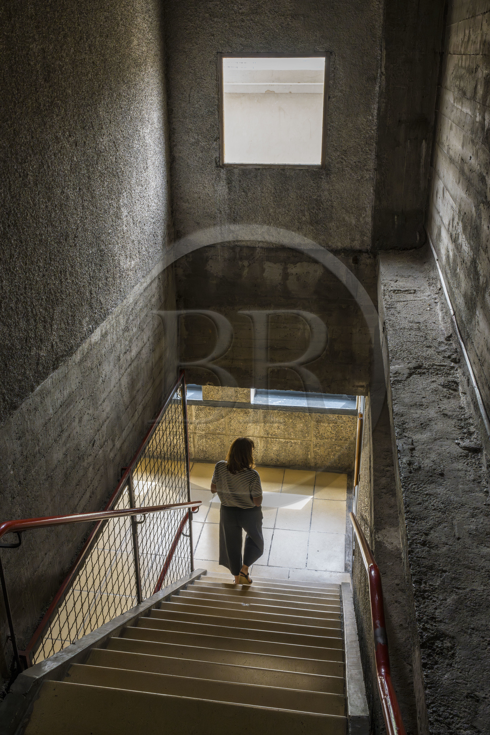 France, Bouches-du-Rhône (13), Marseille, oeuvre architecturale de Le Corbusier, classée Patrimoine Mondial de l'UNESCO, la Cité Radieuse par l'architecte Le Corbusier, un des escaliers intérieurs