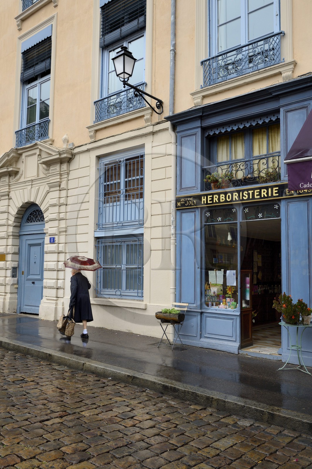 France, Rhône (69), Lyon, site historique classé Patrimoine Mondial de l'UNESCO, Vieux Lyon, herboristerie sur la Place Saint Jean