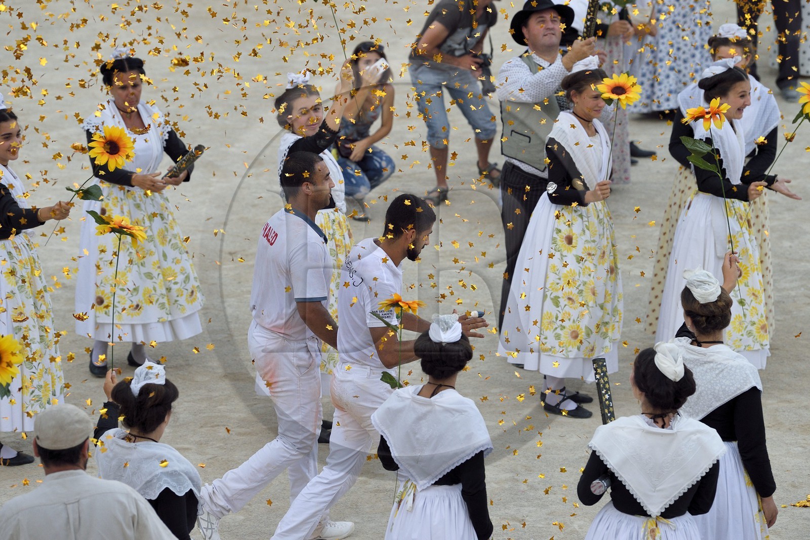 France, Bouches-du-Rhône (13), Arles, la course camarguaise  de la Cocarde d'Or 2017 aux Arènes, le raseteur Joachim Cadenas est le vainqueur France, Bouches-du-Rhône (13), Arles, la course camarguaise  de la Cocarde d'Or 2017 aux Arènes, le raseteur Joachim Cadenas est le vainqueur