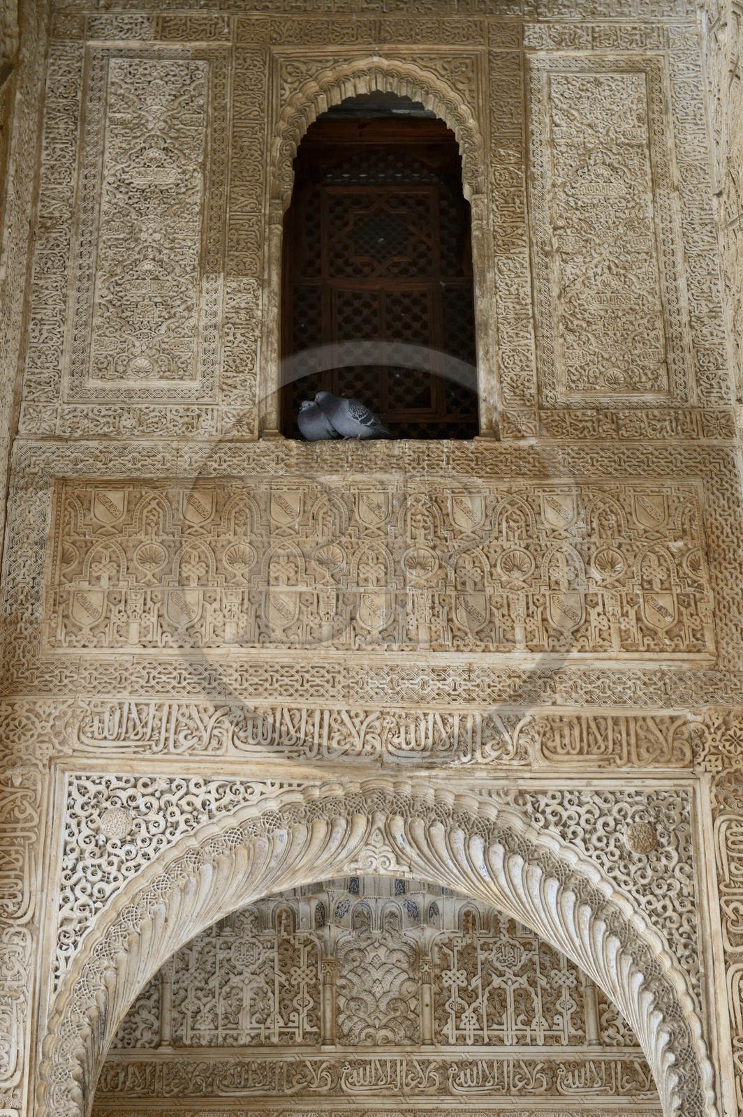 Espagne, Andalousie, Grenade, Palais nasrides de l'Alhambra, classé Patrimoine Mondial de l'UNESCO, Palais de Comares, placards avec des arcs, des coupoles et des consoles de mocarabes (stalactites) de la galerie nord de la Cour des Myrtes (Patio de los Arrayanes)