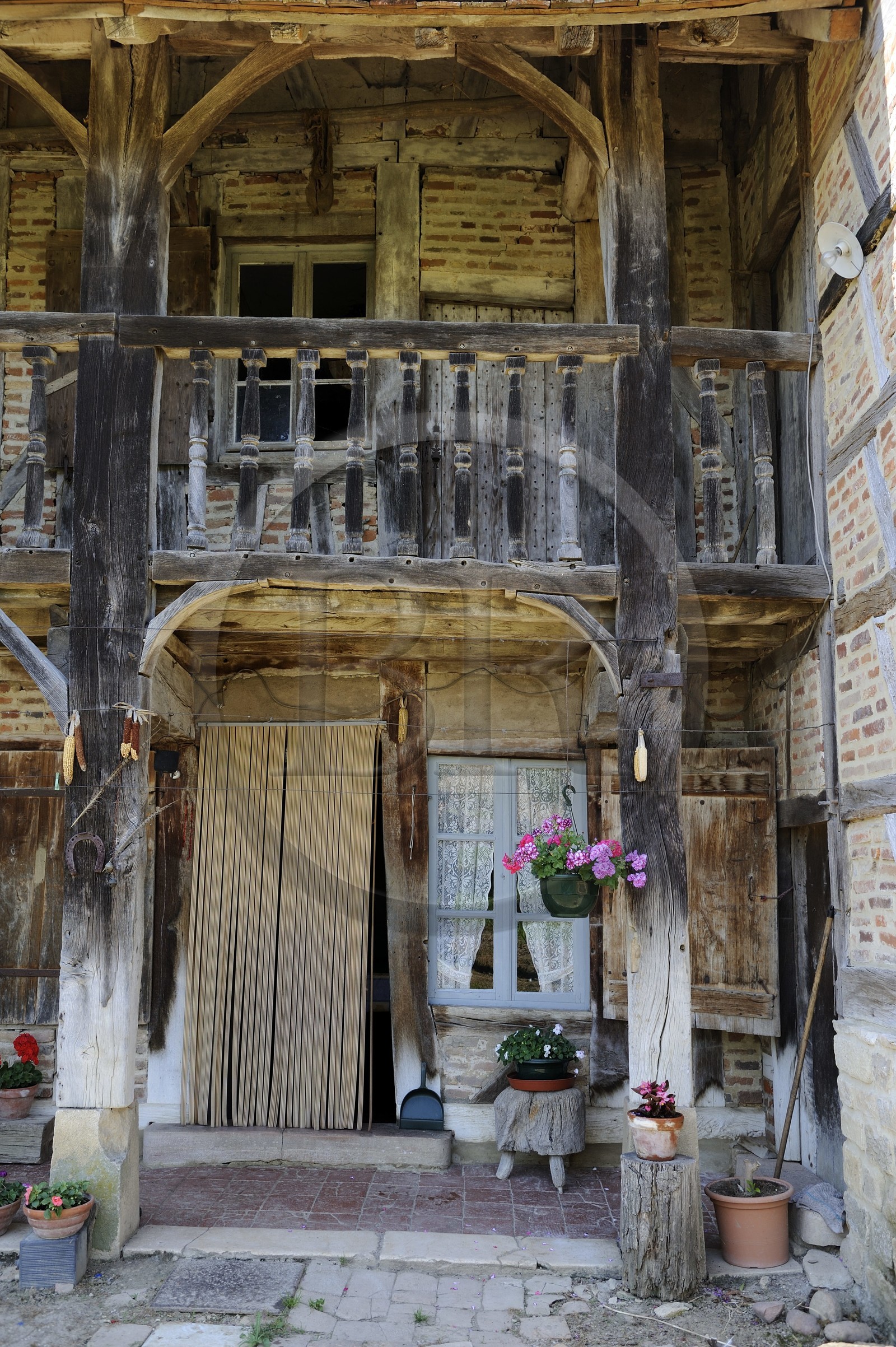 France, Saône et Loire (71), village de Juif, La Grosse Grange ferme bressane traditionnelle à étage et colombage