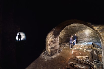 France, Puy-de-Dôme (63), Clermont-Ferrand, membres de l'association ACAVIC (Amis des Caves du Vieux Clermont) dans les galeries creusées dans les sous-sols en tuf du Conservatoire (ancien Lycée Blaise Pascal)