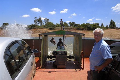 Brésil, Etat du Minas Gerais, région de Carrancas au sud de Sao Joao del Rei, bac de traversé du  Rio Grande  (Route de l'or, Estrada Real)