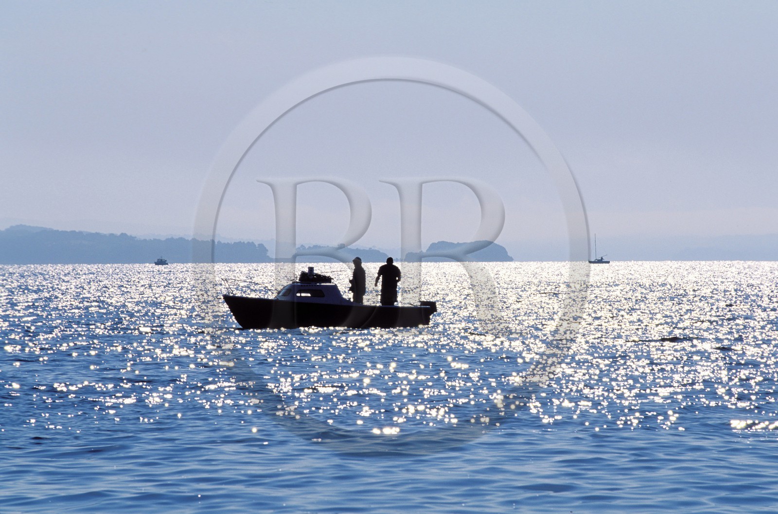 France, Finistère (29), un bateau de pêche dans la rade de Brest