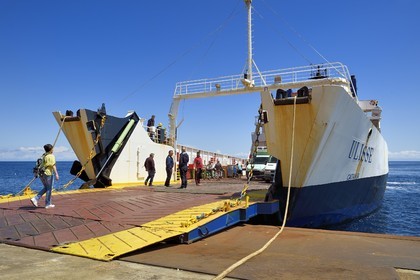 Italie, Sicile, iles Eoliennes, classées Patrimoine Mondial de l'UNESCO, ile de Stromboli, arrivée du ferry au port