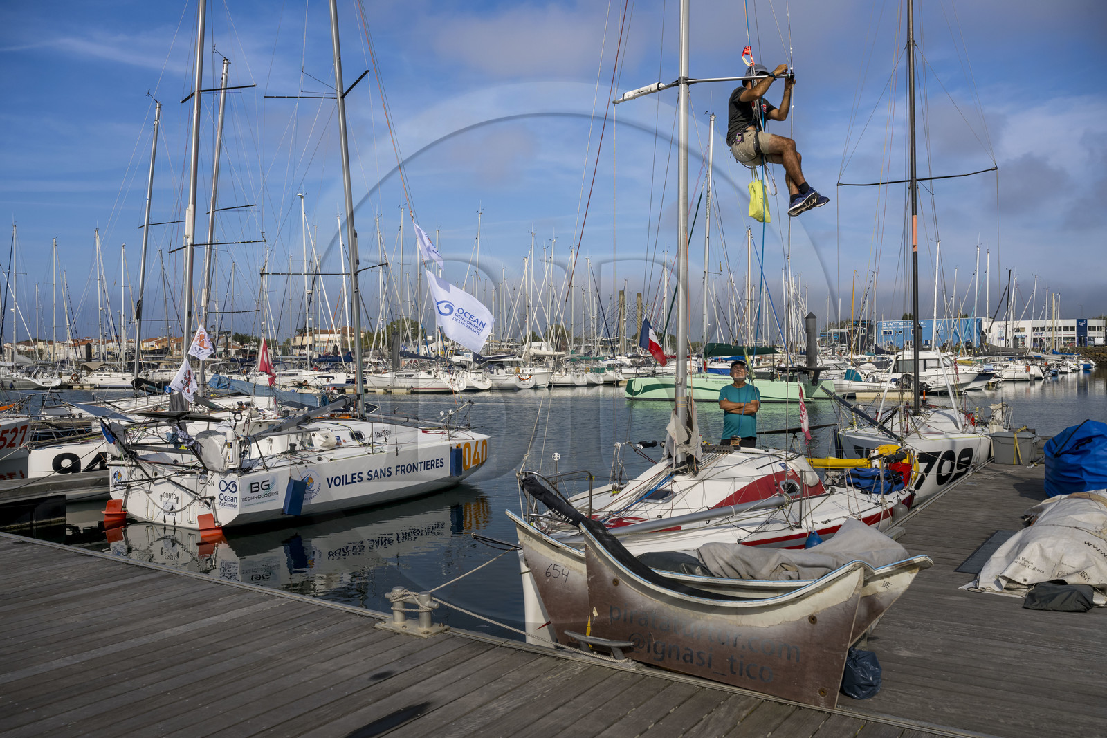 France, Vendée (85), Les-Sables-d'Olonne, Port Olona, ponton des voiliers du Vendée Globe, bateau à voile monocoque de régate de classe Mini 6,50 se préparant à participer à la minitransat