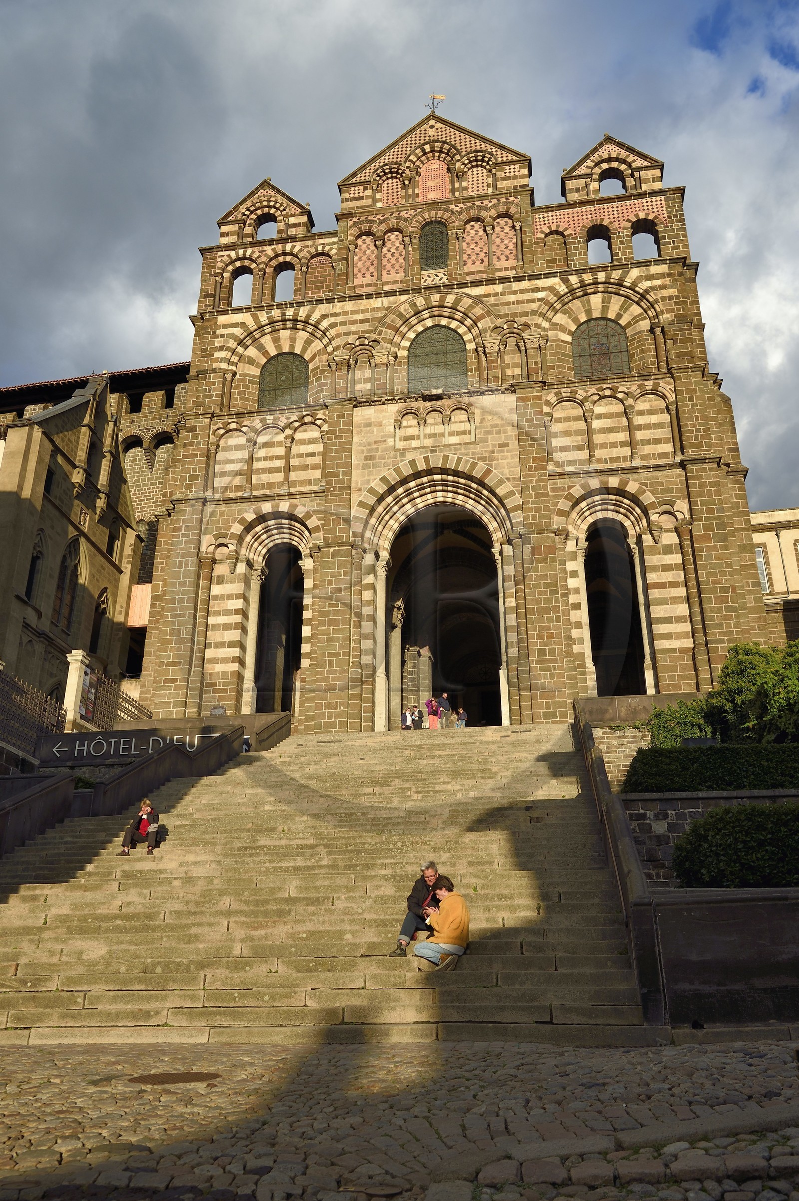 France, Haute-Loire (43), Le Puy-en-Velay, étape des chemins de Compostelle, la cathédrale Notre-Dame-de-l'Annonciation du XIIe siècle classée Patrimoine Mondial de l'UNESCO France, Haute-Loire (43), Le Puy-en-Velay, étape des chemins de Compostelle, la cathédrale Notre-Dame-de-l'Annonciation du XIIe siècle classée Patrimoine Mondial de l'UNESCO