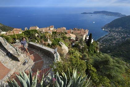 France, Alpes-Maritimes (06), le village perché d'Eze et son Jardin Exotique, Saint-Jean-Cap-Ferrat en arrière plan