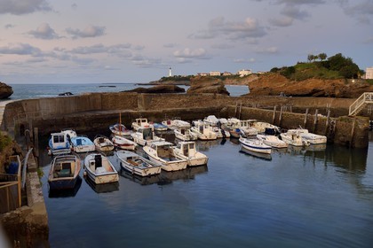 France, Pyrénées-Atlantiques (64), Pays-Basque, Biarritz, le Port des Pecheurs, le phare et le rocher du Basta en arrière plan