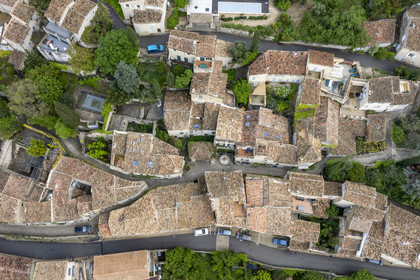 France, Vaucluse (84), Dentelles de Montmirail, le village médiéval de Séguret, labellisé Les Plus Beaux Villages de France, la fontaine des Mascaron dans la rue des Poternes qui traverse le village du Nord au Sud (vue aérienne)