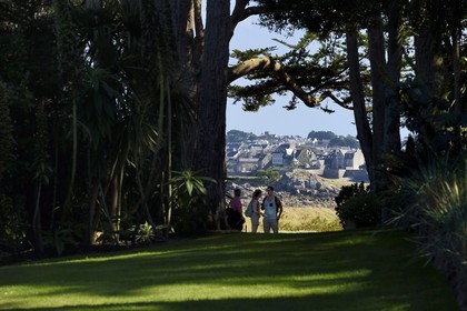 France, Finistère (29), Ile-de-Batz, jardin Georges Delaselle ou jardin colonial, jardin exotique présentant une collection botanique provenant des cinq continents, ville de Roscoff en arrière plan