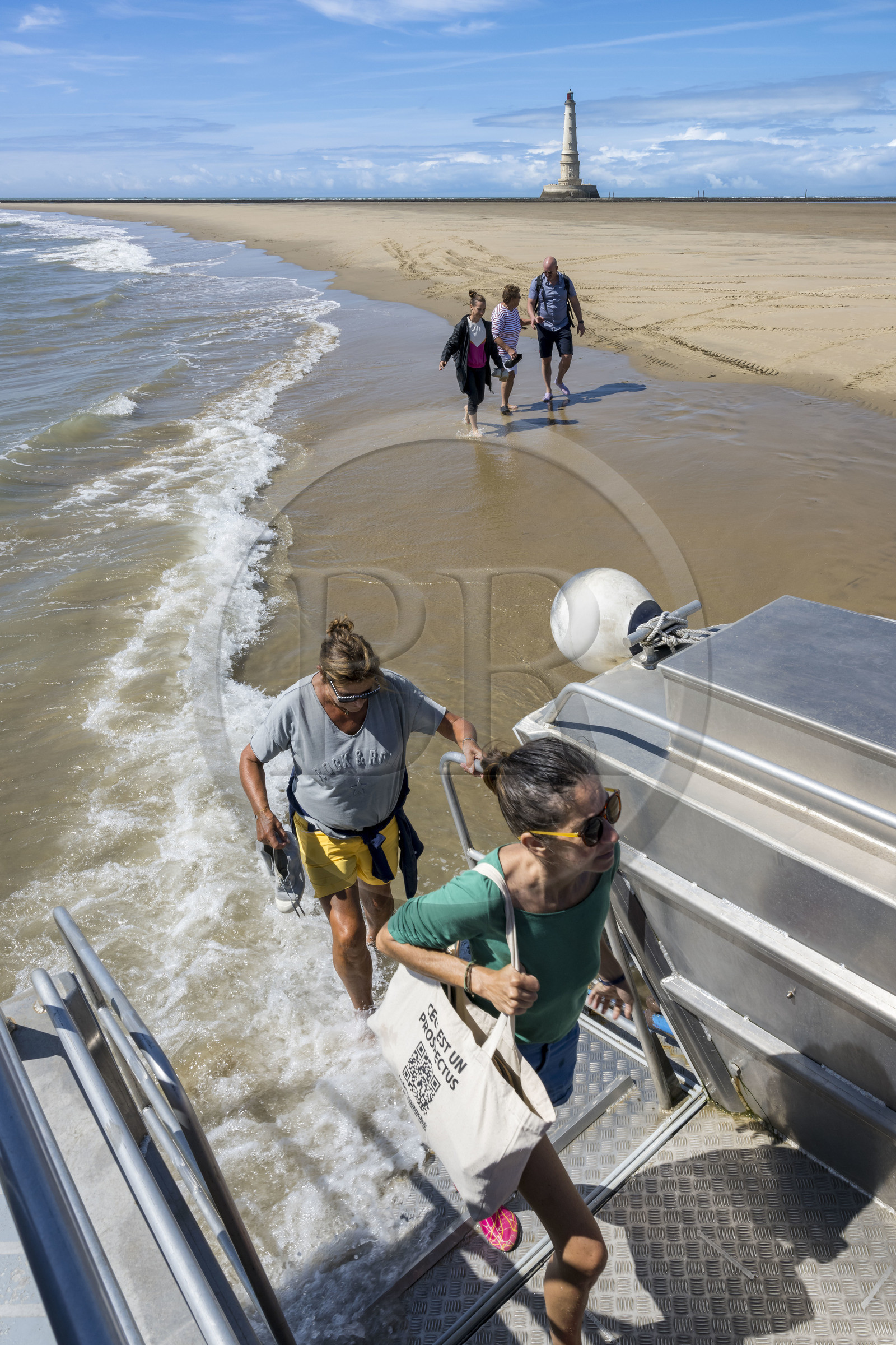 France, Gironde (33), le Verdon-sur-Mer, plateau rocheux de Cordouan, phare de Cordouan, classé Patrimoine Mondial de l'UNESCO, visite du phare avec transfert par bateau et chaland amphibie des croisières La Sirène