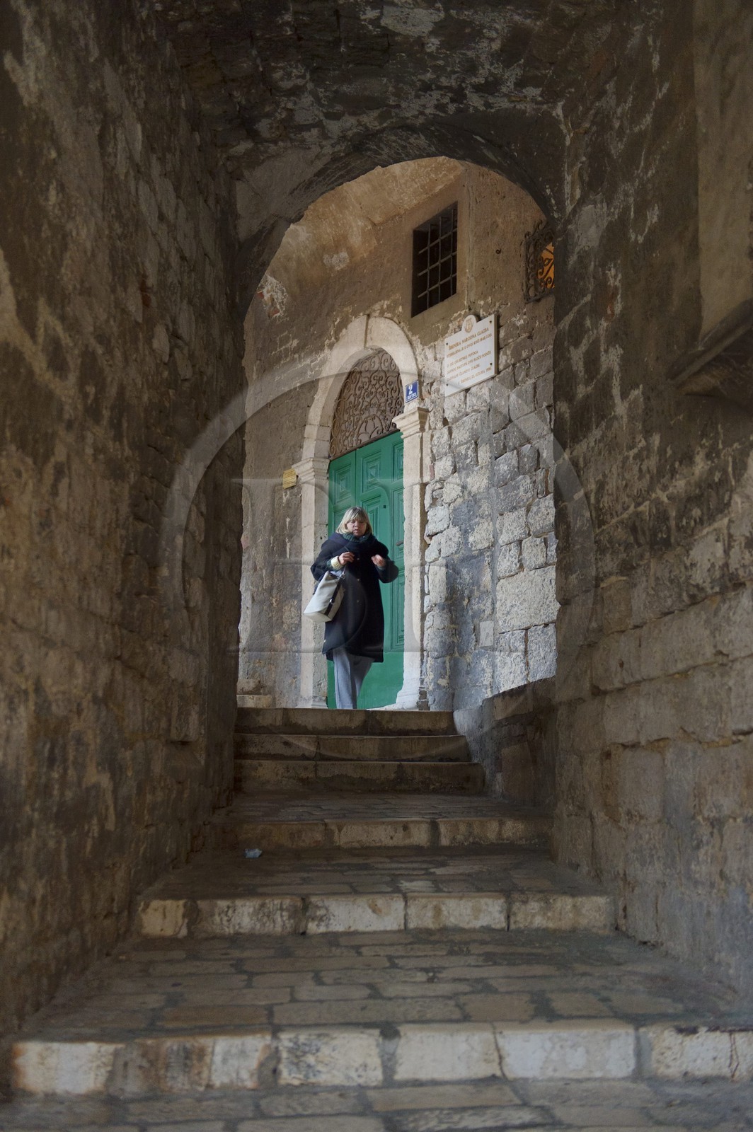 Croatie, Dalmatie, côte dalmate, Sibenik, passage vouté dans une ruelle en escalier