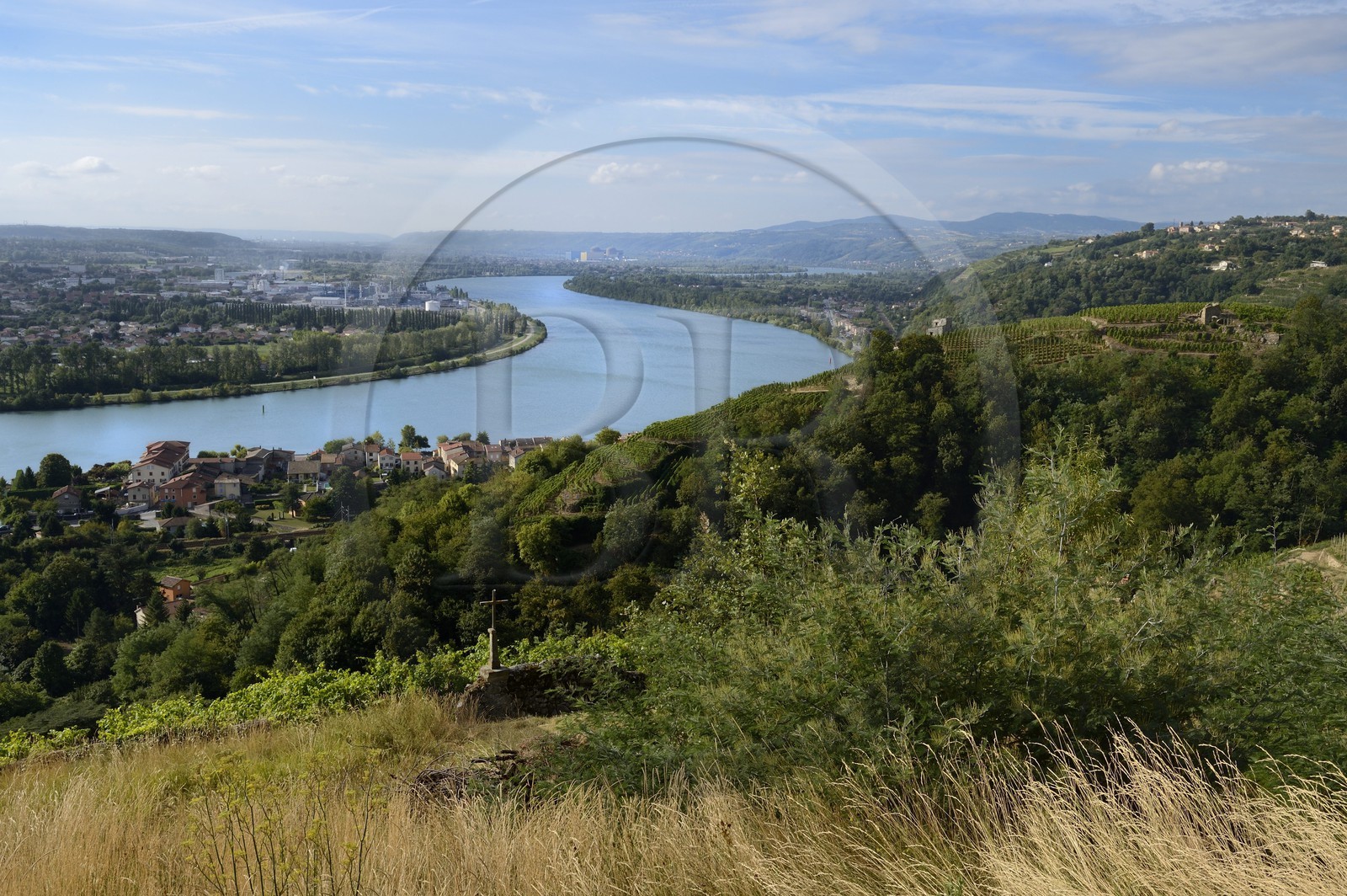 France, Rhône (69), vue sur le Rhône depuis les hauteurs du village de Condrieu et son vignoble France, Rhône (69), vue sur le Rhône depuis les hauteurs du village de Condrieu et son vignoble
