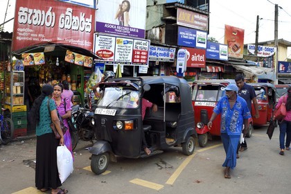 Sri Lanka, Province de Sabaragamuwa, Kiriella Junction, rue commercante