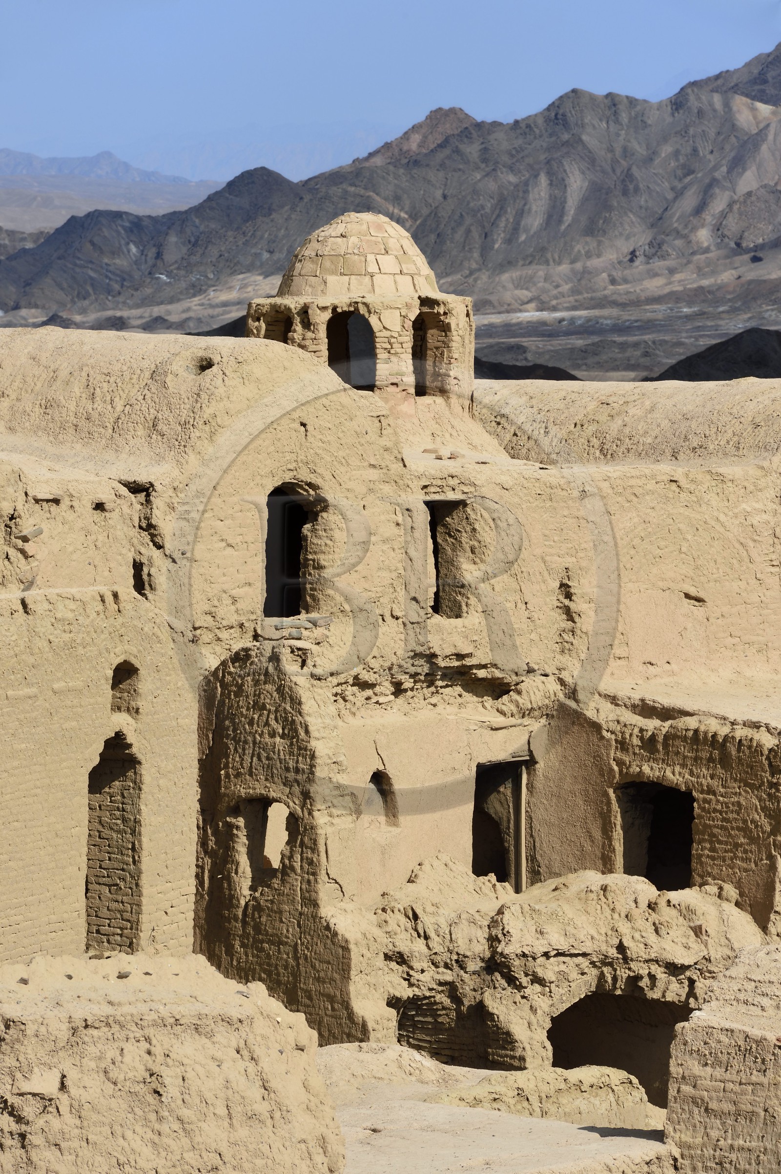 Iran, Province de Yazd, en bordure du désert du Dasht-e Kavir, le vieux village de Kharanaq avec ses maisons en briques de terre crue (adobe) surplombant la vallée Andjir, la coupole au sommet est le temple du feu des zoroastriens