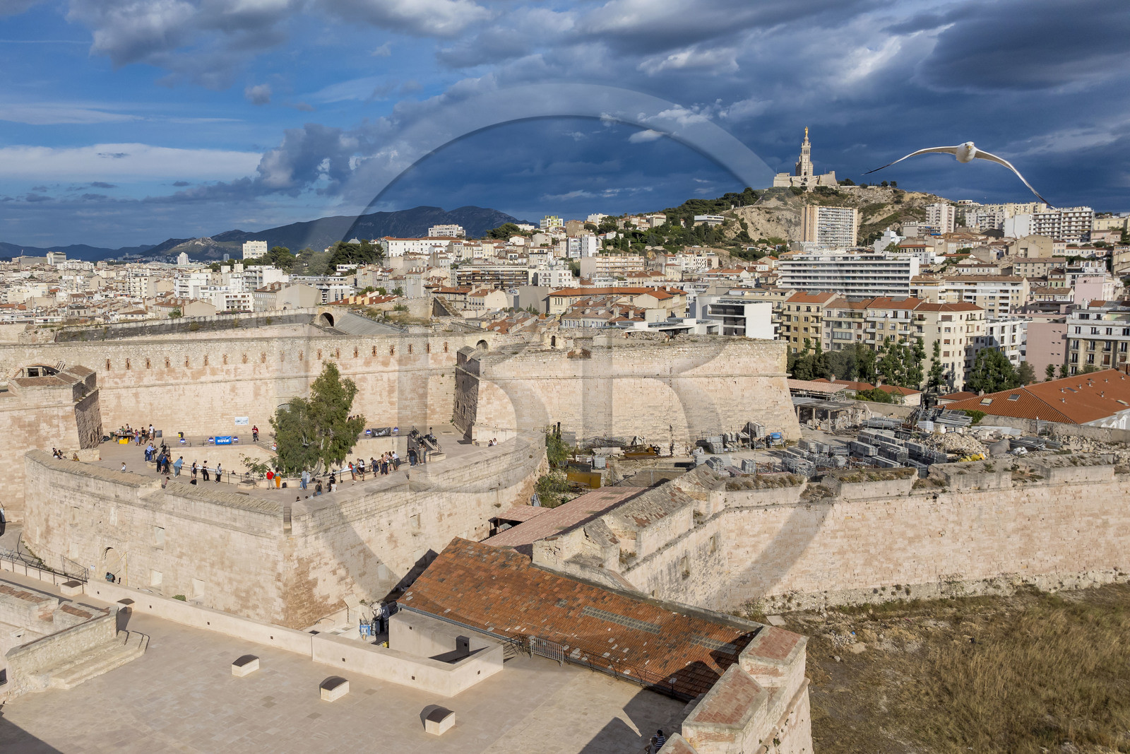France, Bouches-du-Rhône (13), Marseille, Citadelle de Marseille (Fort Saint-Nicolas, le haut fort appelé fort d’Entrecasteaux) et la basilique Notre Dame de la Garde en arrière plan (vue aérienne)