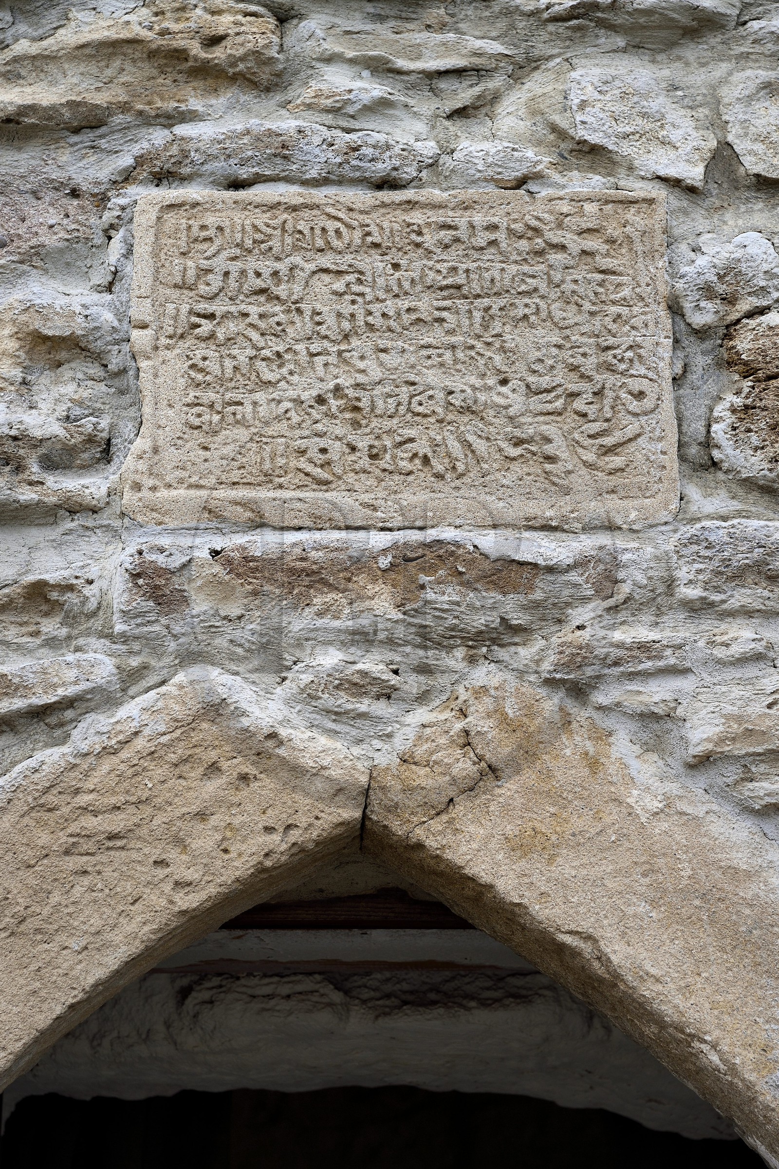 Azerbaïdjan, Bakou, Surakhany, Atashgah (Atechgah) ou Fire Temple (Temple du Feu), lieu de culte zoroastrien construit au XVIIIème siècle par une communauté indienne sur un site d'où sortait naturellement du gaz, inscription en sanskrit