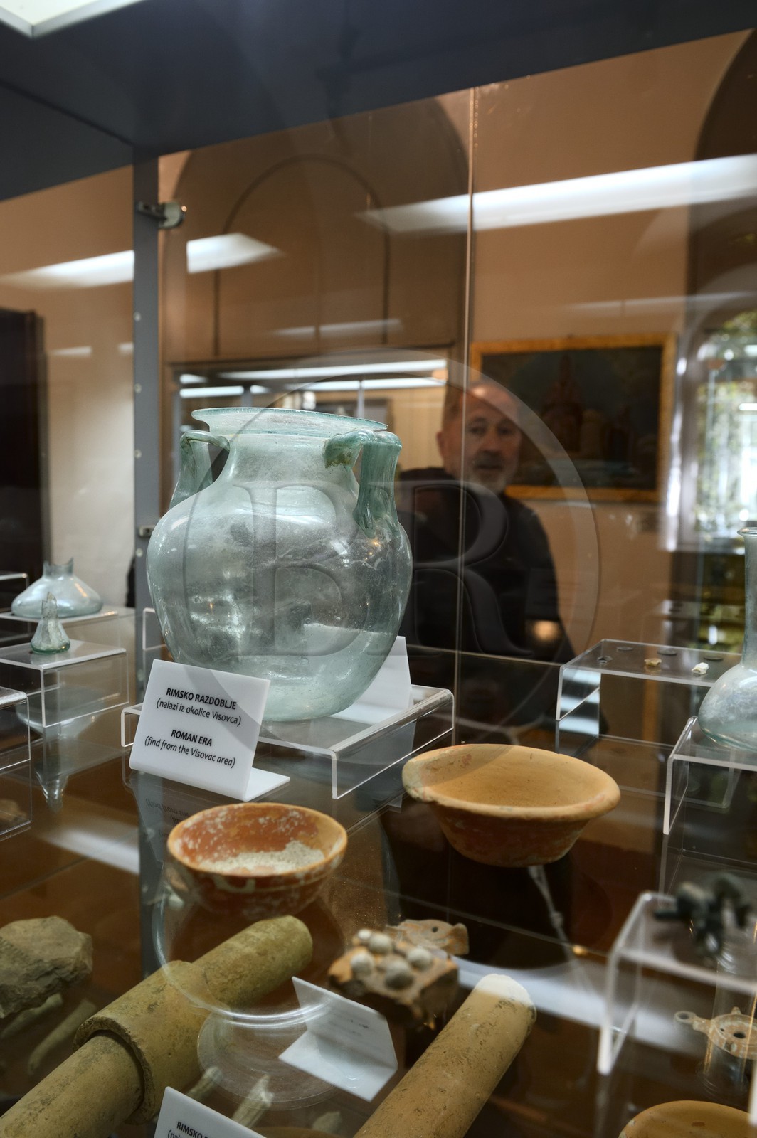 Croatie, Dalmatie, Parc national de Krka, monastère franciscain de l’îlot Visovac, objets d'origine romaine dans le petit musée