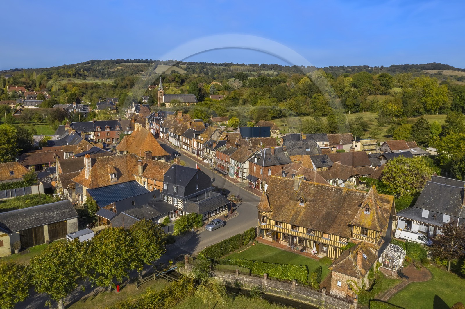 France, Calvados (14), Pays d' Auge, Beuvron-en-Auge, labellisé Les Plus Beaux Villages de France (vue aérienne) France, Calvados (14), Pays d' Auge, Beuvron-en-Auge, labellisé Les Plus Beaux Villages de France (vue aérienne)