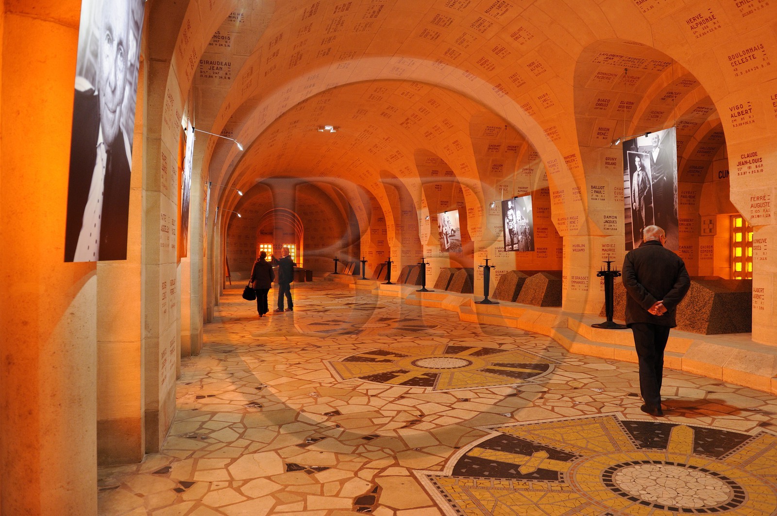 France, Meuse (55), région de Verdun, Douaumont, Ossuaire de Douaumont, Nécropole Nationale, cloître abritant les tombeaux représentant les secteurs géographiques de la bataille de Verdun où sont gravés les noms des soldats disparus