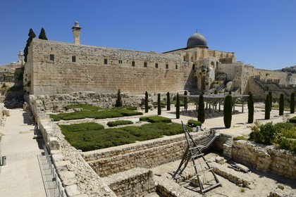 Israel, Jérusalem, ville sainte, vieille-ville classée Patrimoine Mondial de l'UNESCO, Le Mont du Temple vu du Centre Davidson, mur de soutènement sud de l'esplanade du Temple construite par Hérode Ier le Grand et la mosquée Al-Aqsa en hauteur