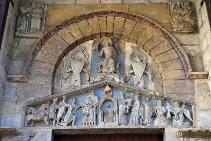 France, Puy-de-Dôme (63), Clermont-Ferrand, tympan  du portail latéral de la basilique Notre-Dame-du-Port de style roman auvergnat, classée Patrimoine Mondial de l'UNESCO au titre des Chemins de Saint-Jacques-de-Compostelle en France