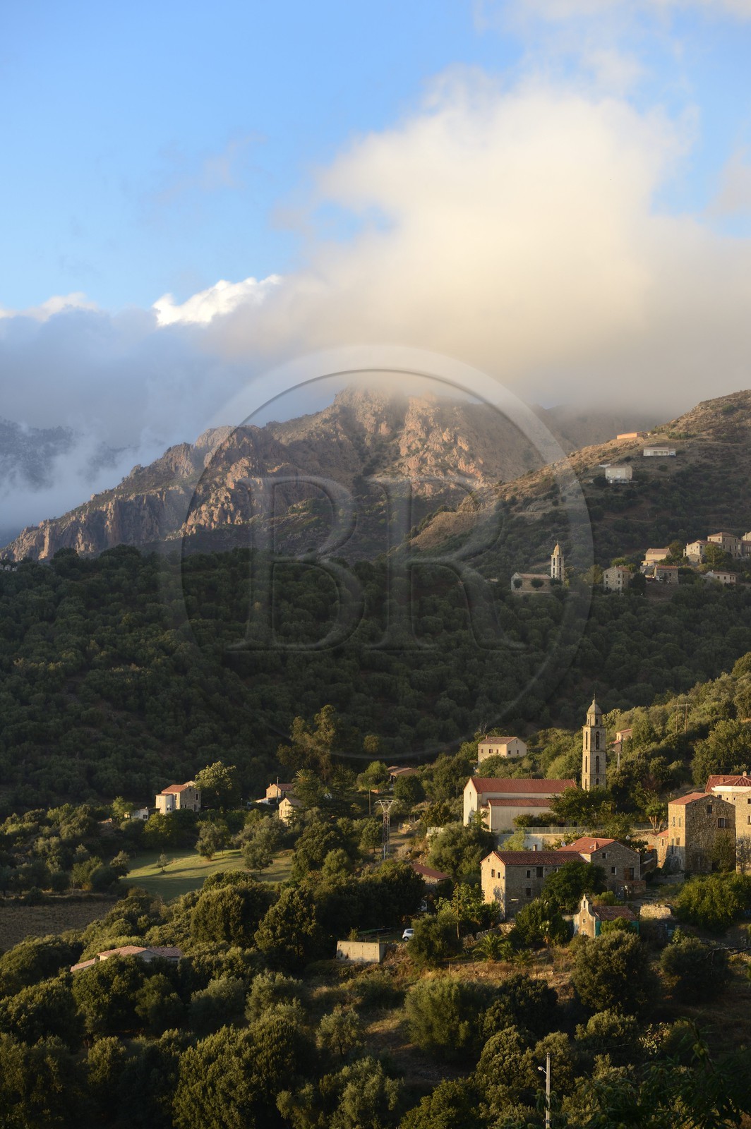 France, Corse-du-Sud (2A), région de Sartène, village de Fozzano et Santa Maria Figaniella en arrière plan France, Corse-du-Sud (2A), région de Sartène, village de Fozzano et Santa Maria Figaniella en arrière plan
