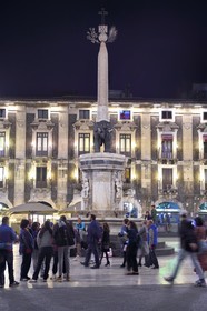 Italie, Sicile, Catane, ville baroque classée au Patrimoine Mondial de l'UNESCO, Piazza del Duomo, la fontaine de l'Elephant en basalte et marbre blanc du XVIIIe siècle est le symbole de la ville