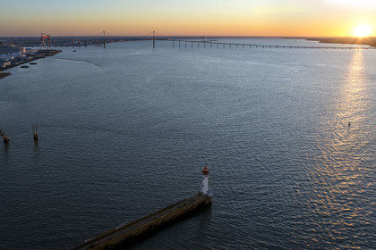 France, Loire-Atlantique (44), Saint-Nazaire, le phare du Vieux Mole et le pont de Saint-Nazaire dans l'estuaire en arrière plan (vue aérienne)